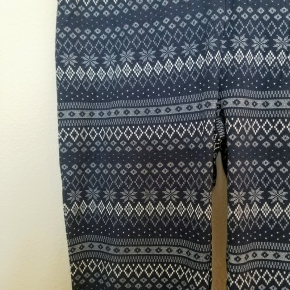 NWOT Snow Flakes Christmas leggins - Picture 2 of 6